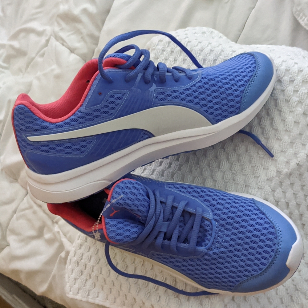 Brand New New Balance Unsex Sneakers Shoes ,size 7.5.FREE SHIPPING